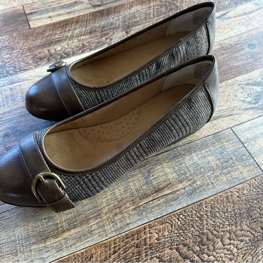 EUC sz 8.5 Croft & Barrow Ortholite Flats, brown plaid with buckle, Comfortable!